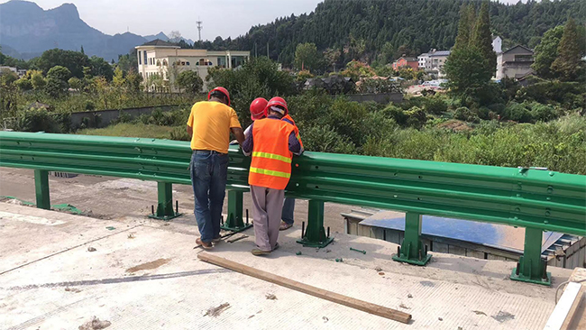 蛟河高速公路护栏板的维护确保道路安全的关键环节