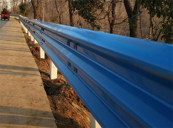 蛟河公路波形护栏板的优点